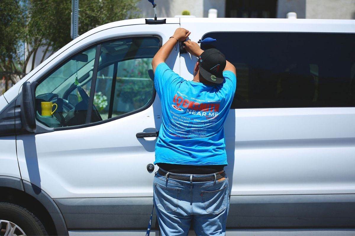 Car lockout entry in Tucson, AZ